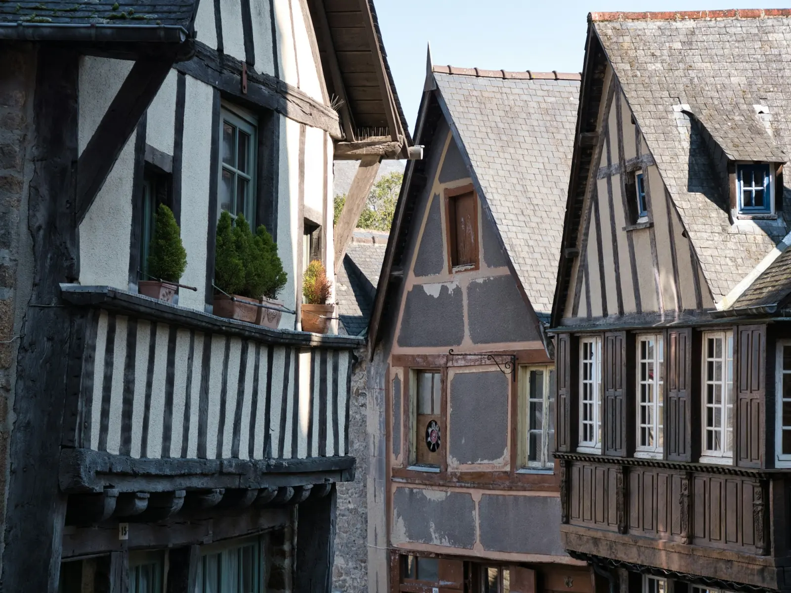 Maison ancienne entourée de verdure à Dinan