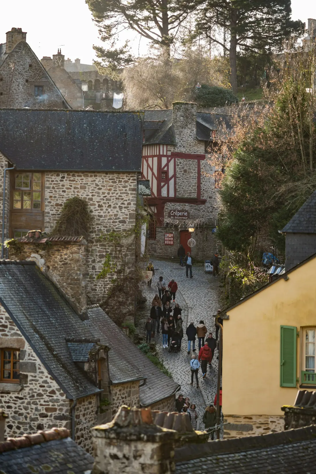 Conciergerie Airbnb Dinan — votre concierge dans la vieille ville Promeneurs dans une rue pavée de la vieille ville de Dinan