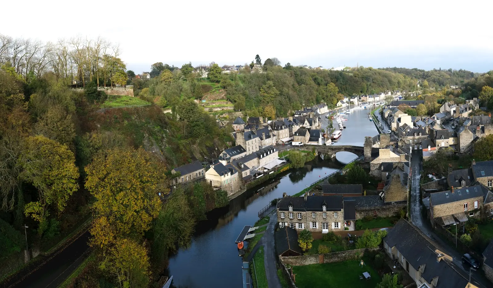 Conciergerie Airbnb Dinan — prendre rendez-vous La Rance et le viaduc de Dinan vus depuis les quais